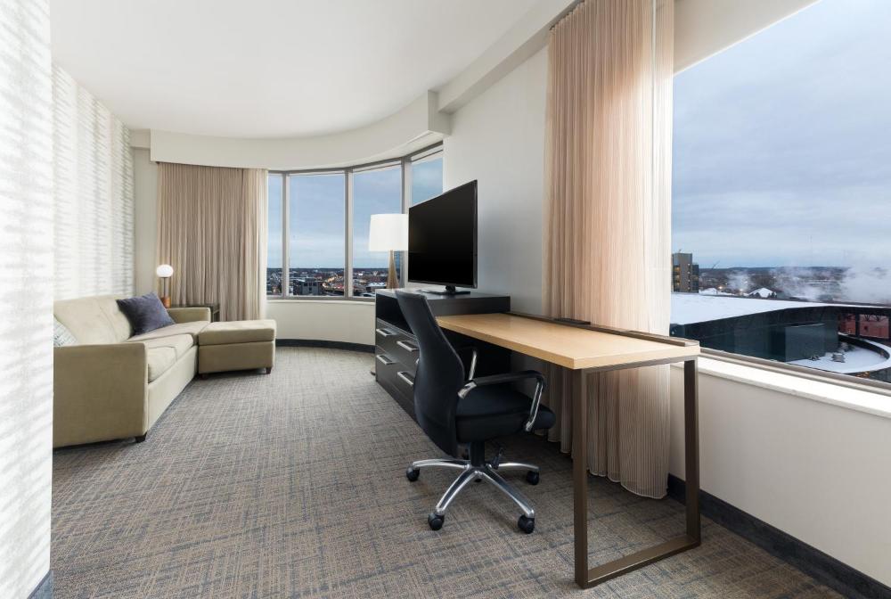 1 Bedroom Suite, 2 Queen, Sofa bed, City view, Corner room interior